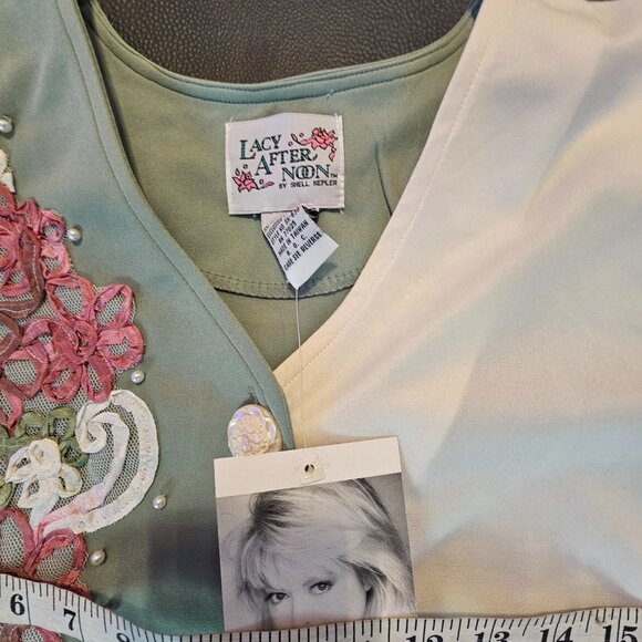 Lacy Afternoon Green Blouse - Picture 6 of 8